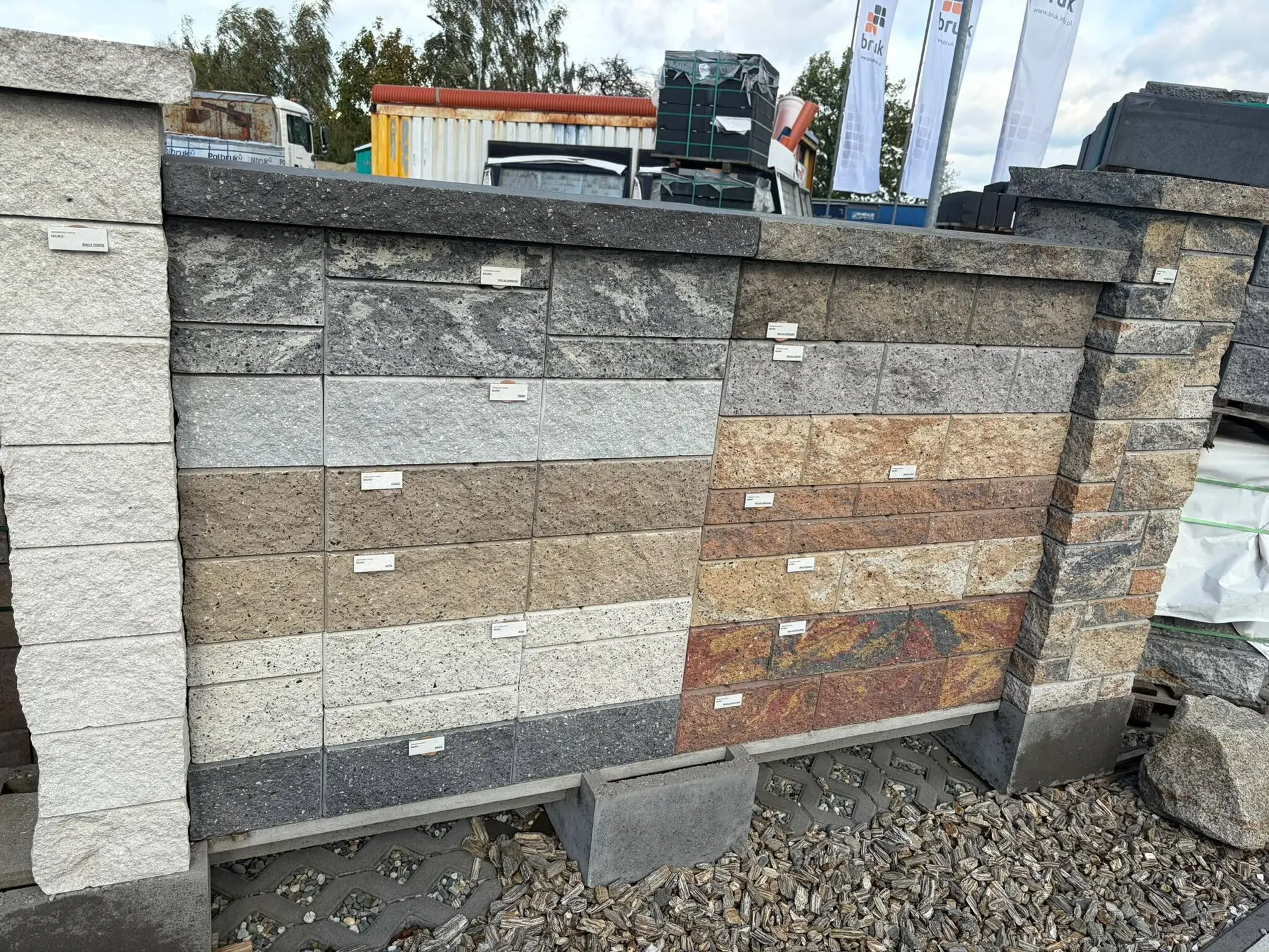 Murek z bloczków ogrodzeniowych w różnych kolorach