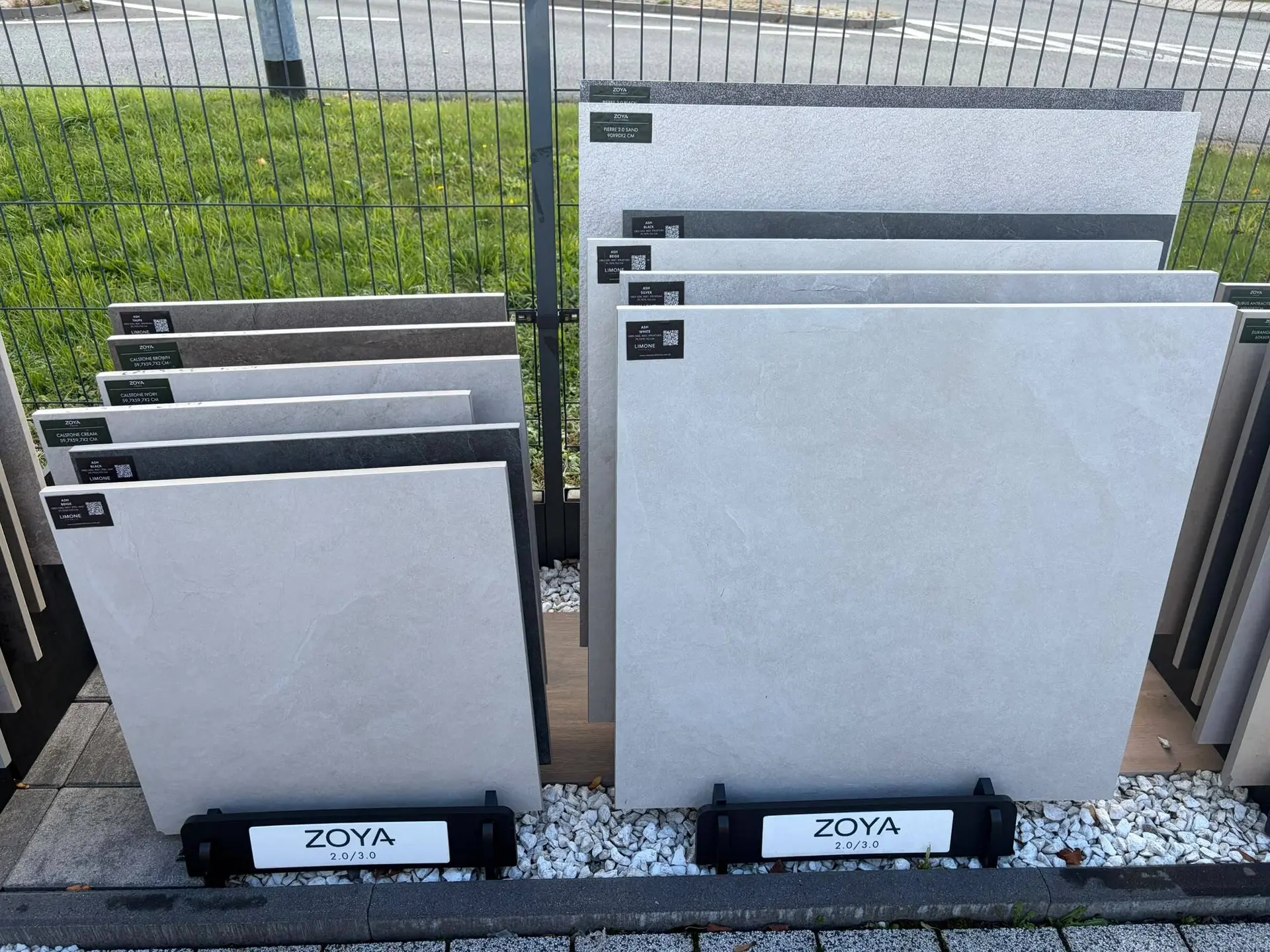 Jasne płyty ceramiczne Zoya na wystawce