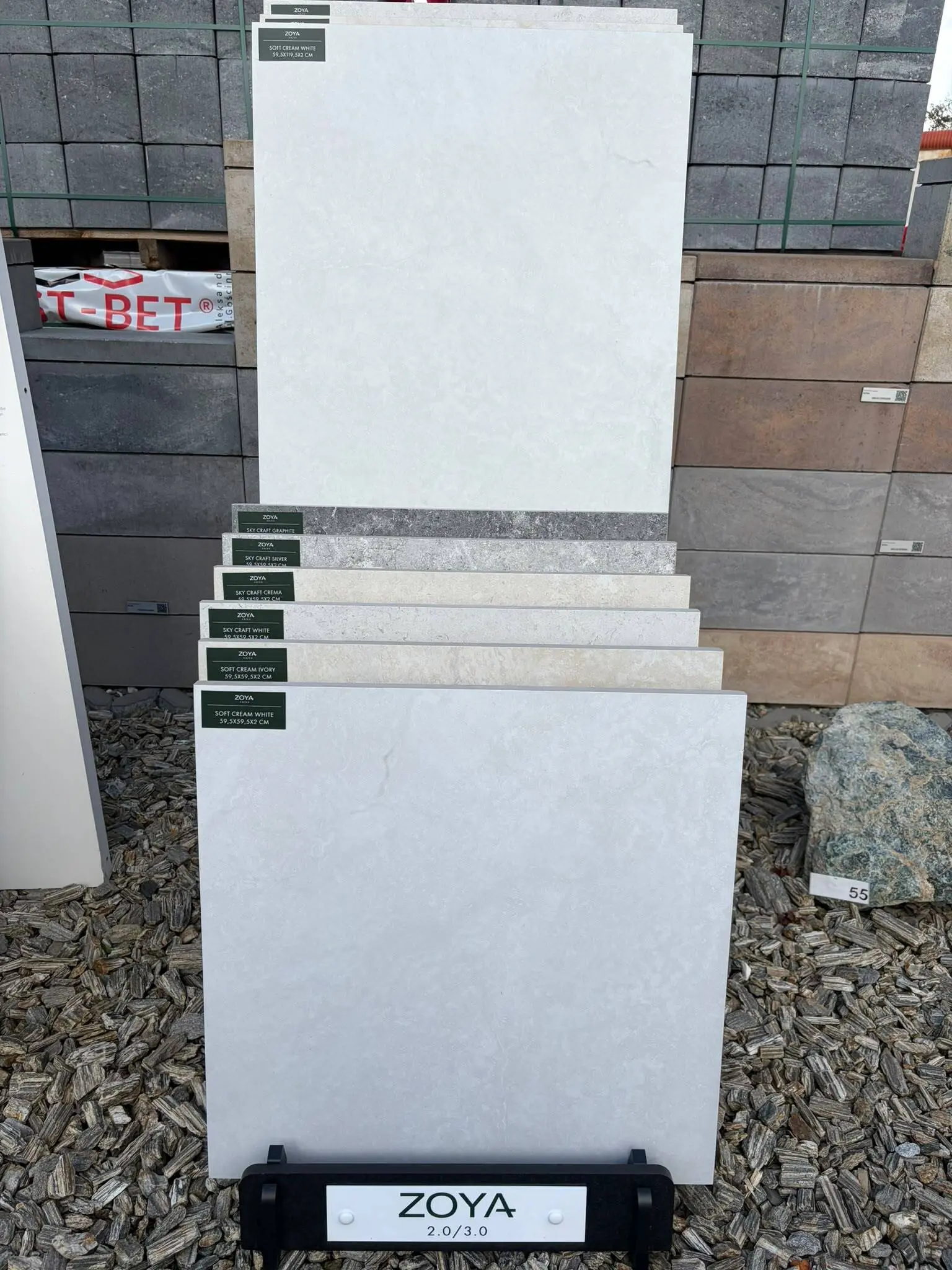 Jasna płyta ceramiczna Zoya z bliska