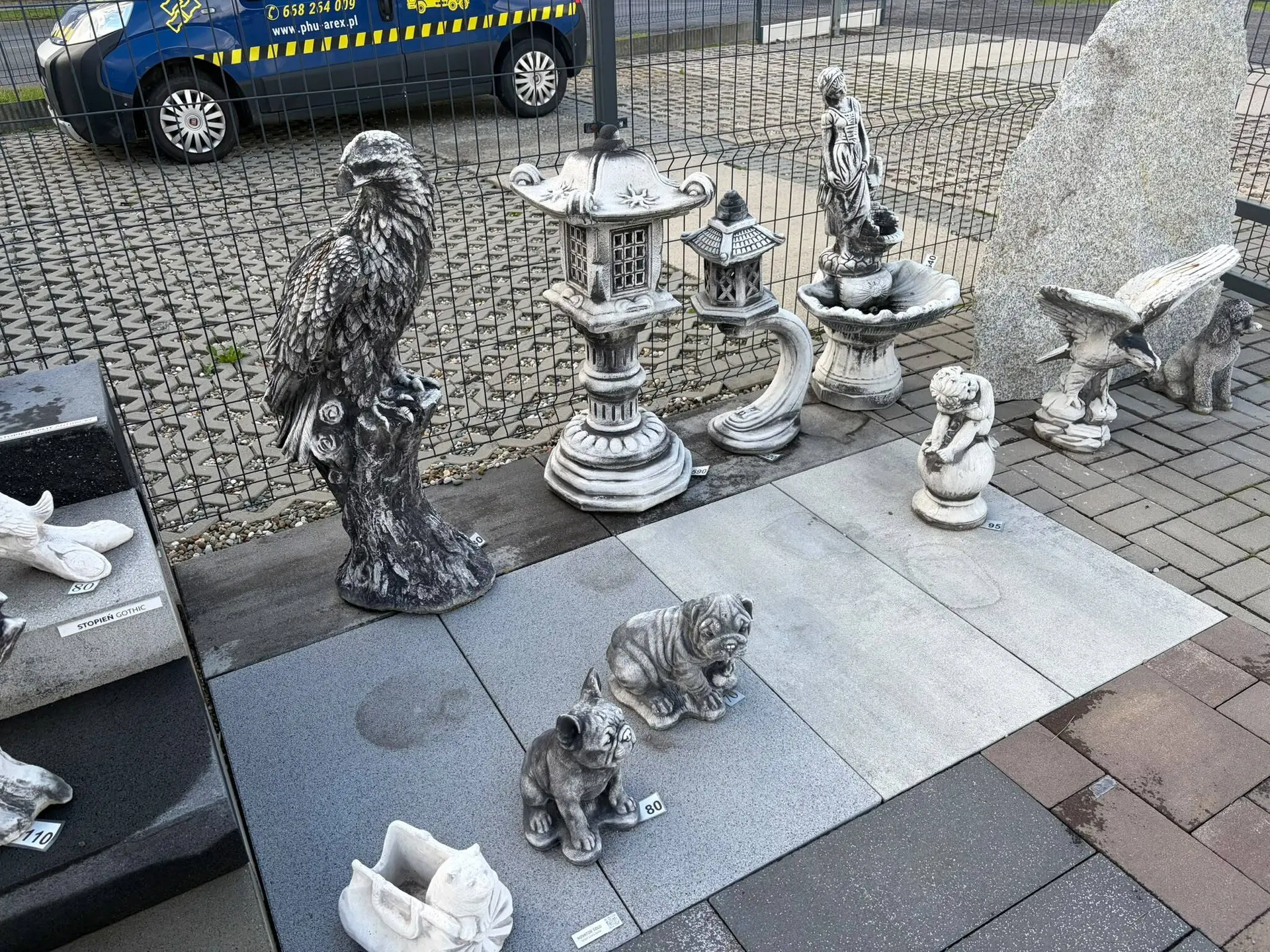 Figury ogrodowe - orzeł, lampiony i fontanna