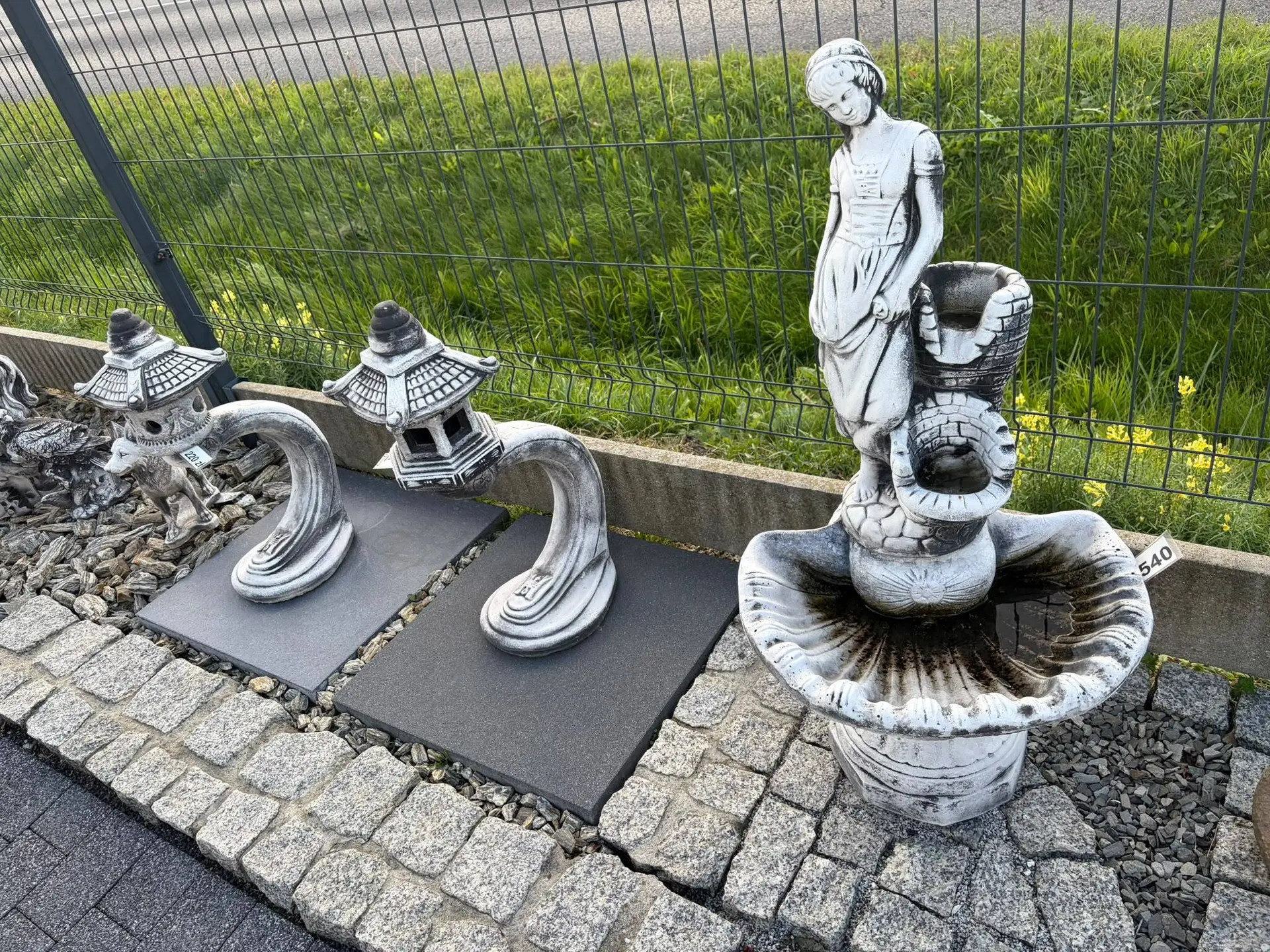 Fontanna z dziewczyną i lampiony ogrodowe