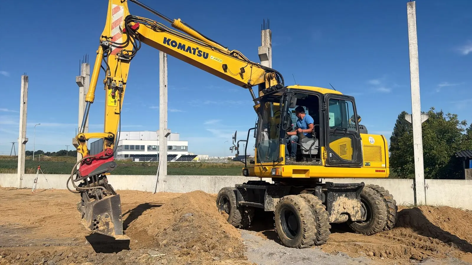 Koparka Komatsu przy wykopie