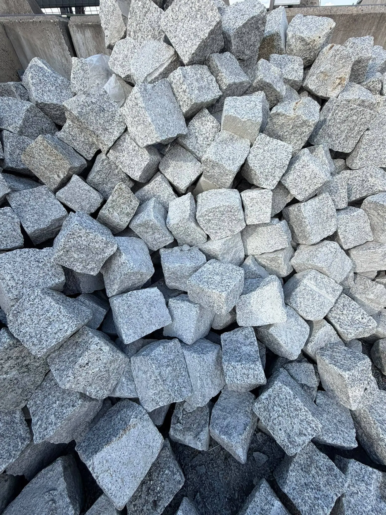 Kostka granitowa z bliska