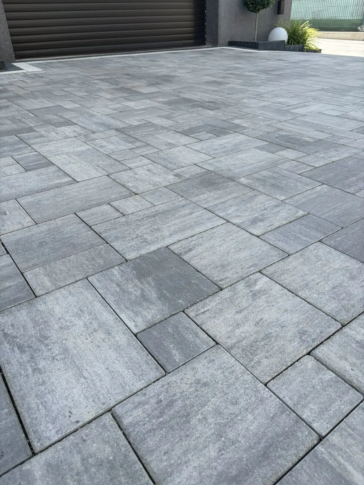 Nawierzchnia z dużych płyt betonowych