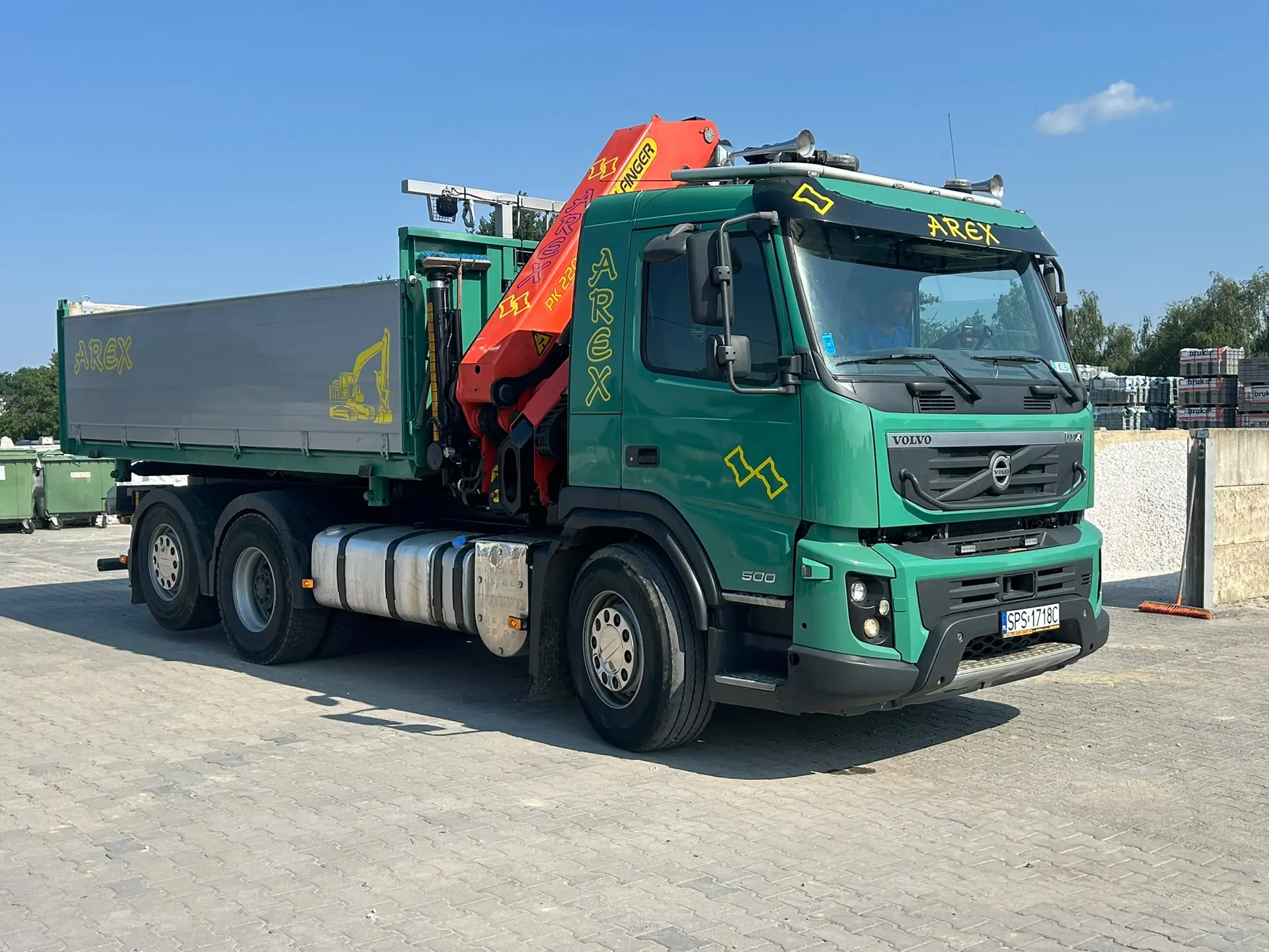 Zielone Volvo FMX AREX z żurawiem HDS Palfinger