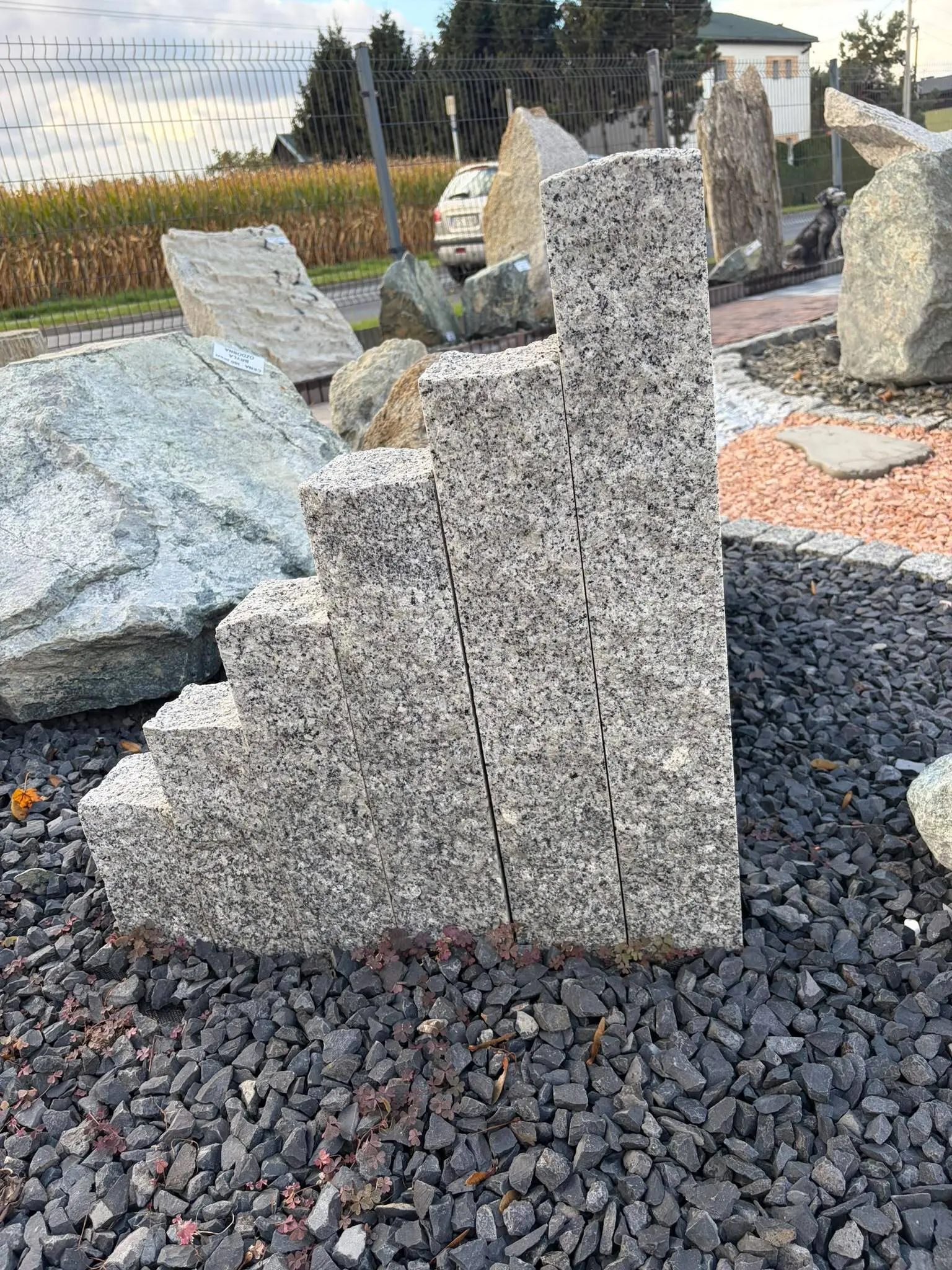 Palisady granitowe ustawione schodkowo