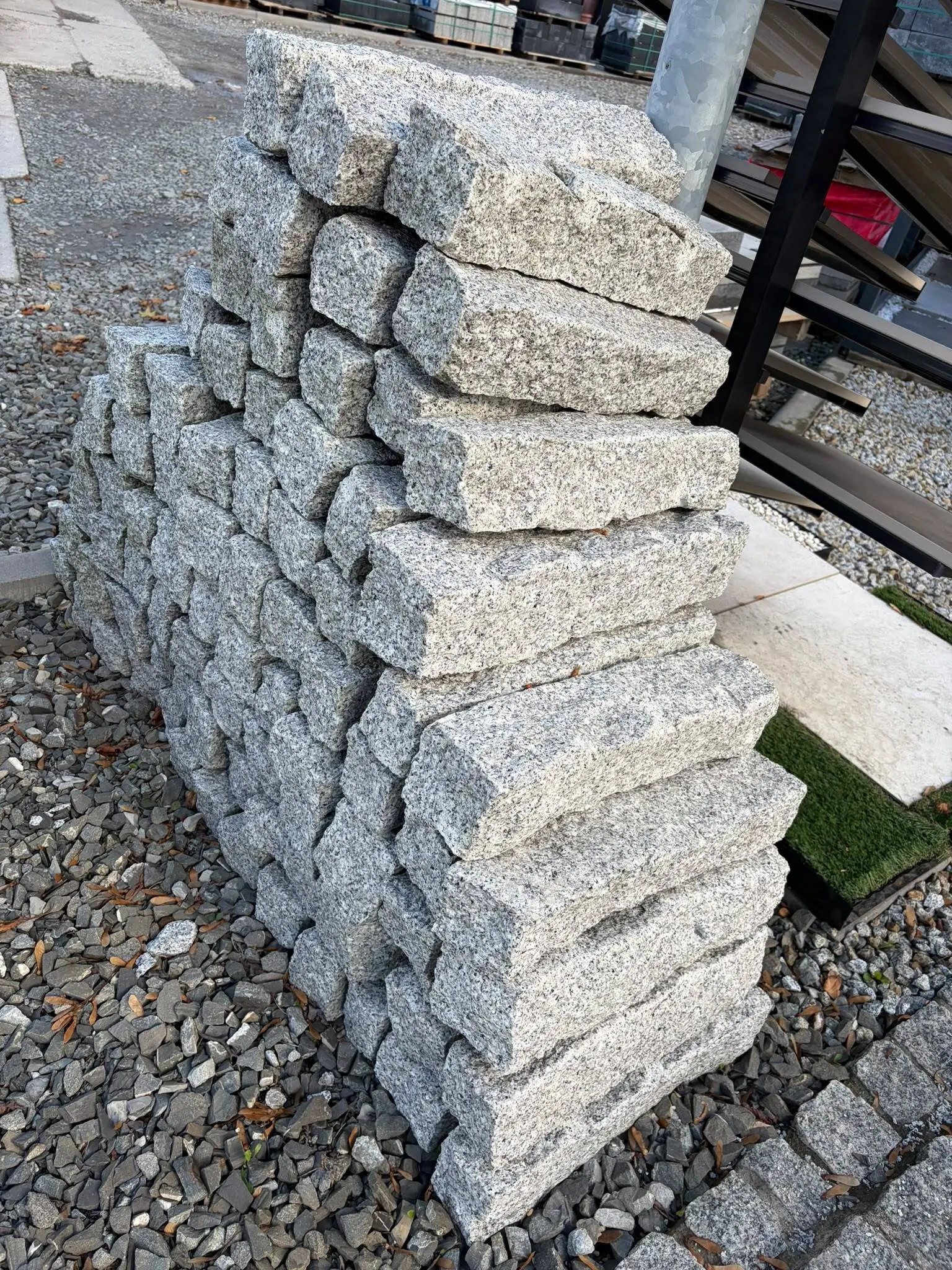 Ułożone bloki granitowe