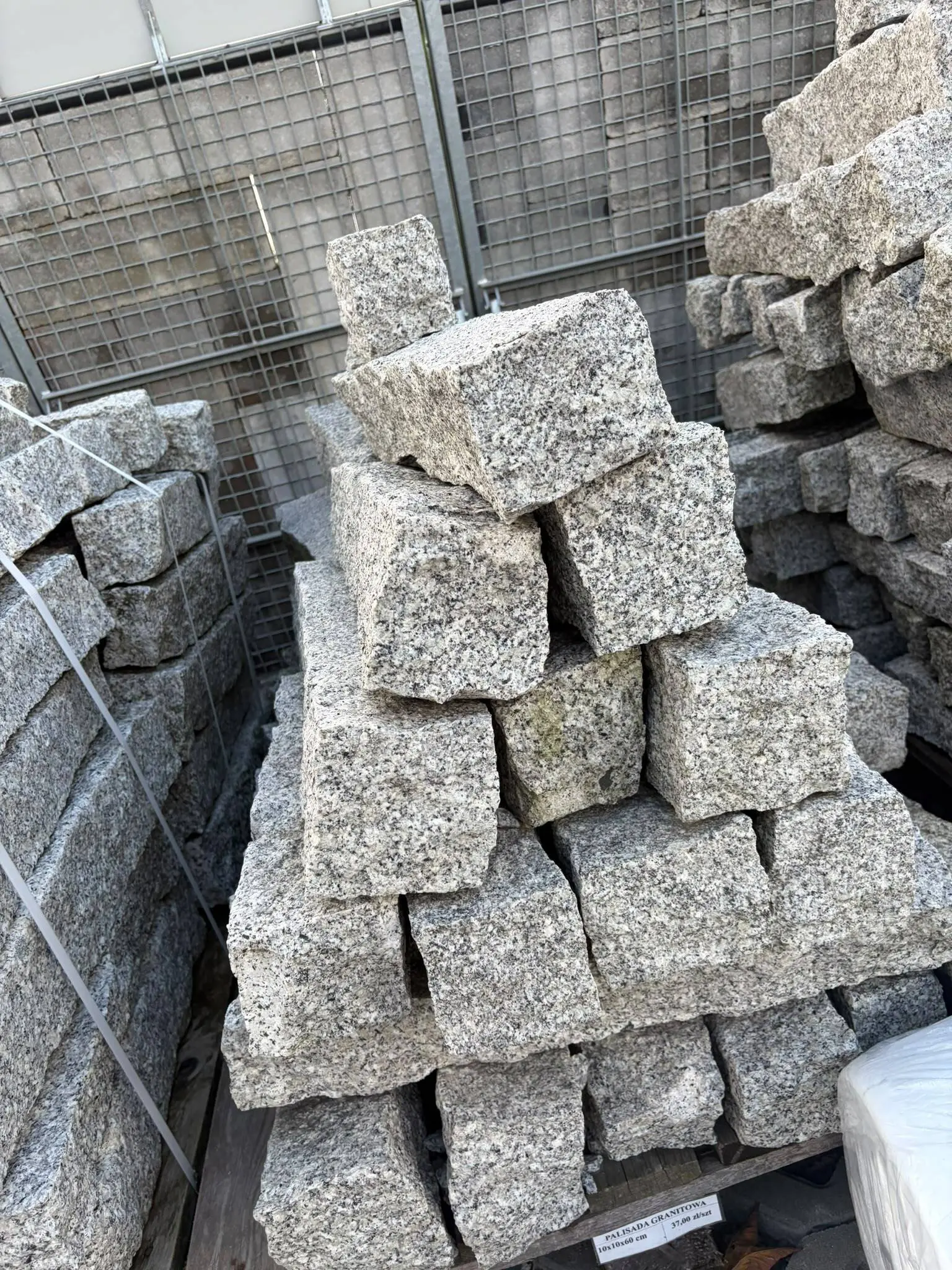 Bloki granitowe na palecie