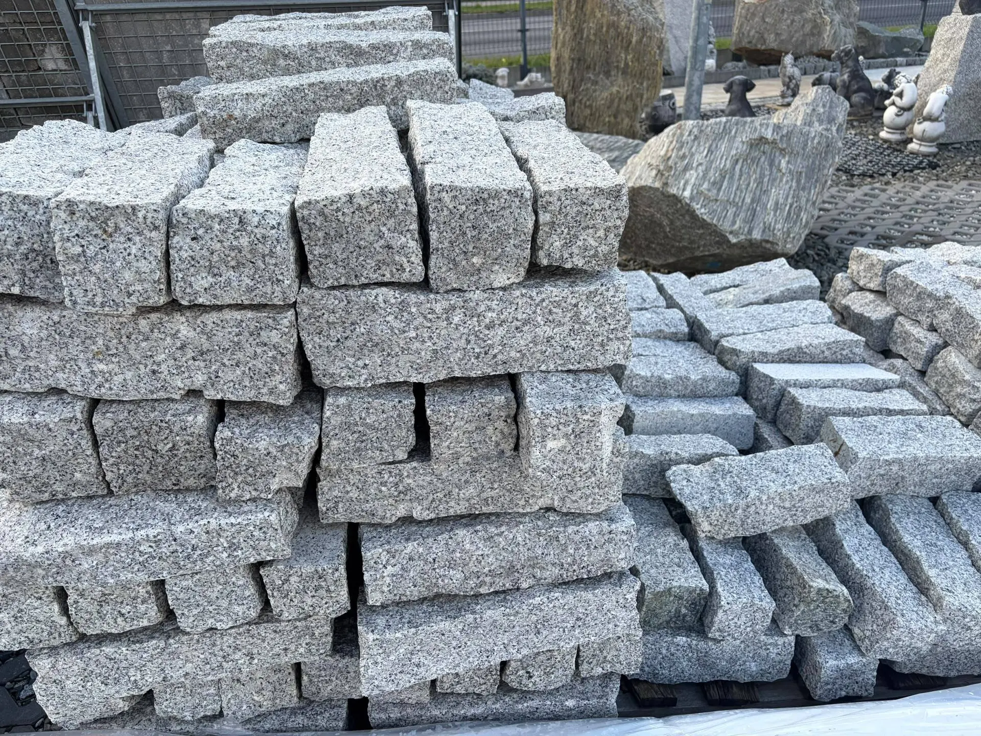 Krawężniki i bloki granitowe na paletach