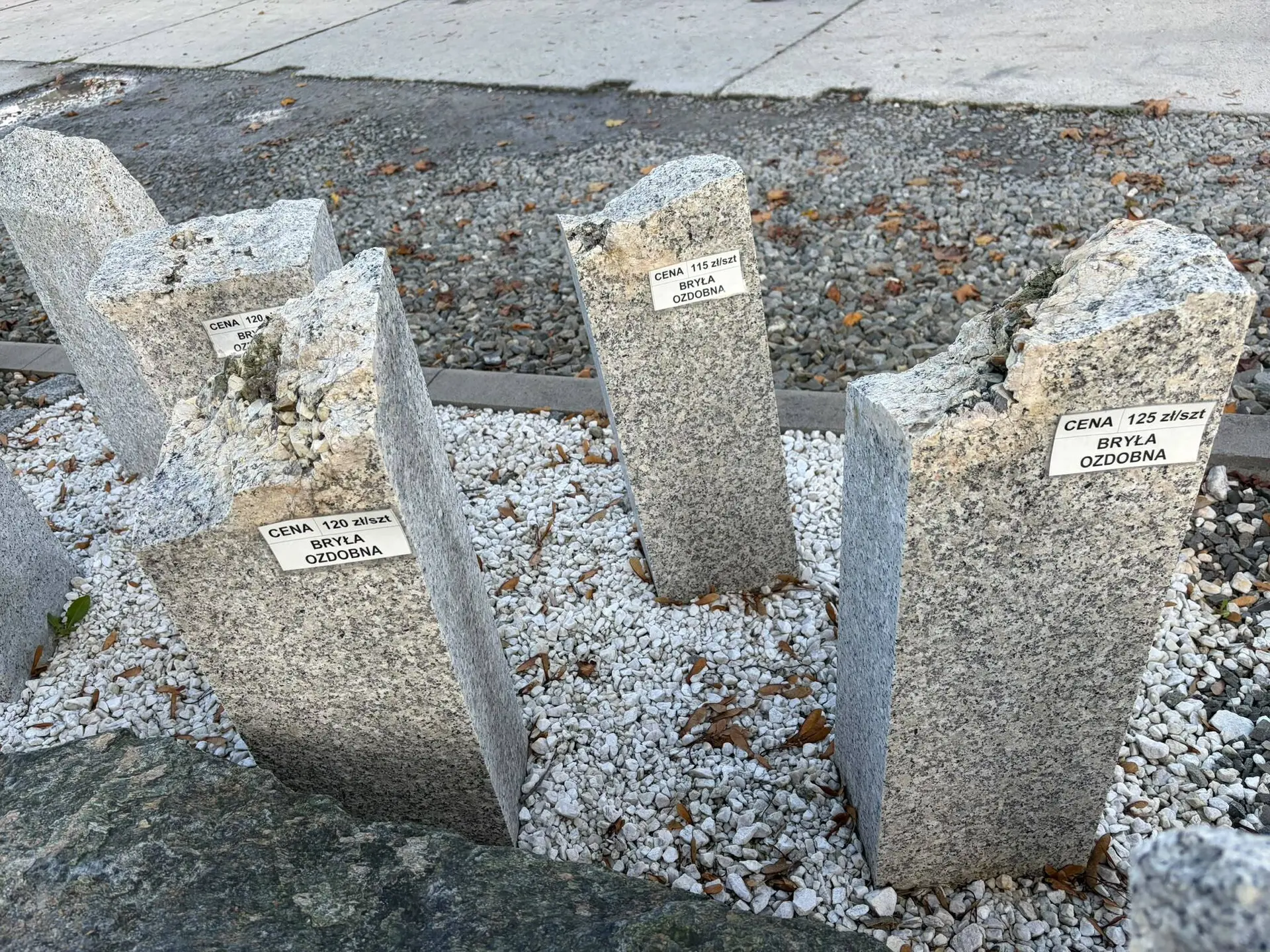 Słupki granitowe z cenami na placu